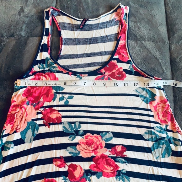 2 pack, crop tops. - Picture 4 of 12